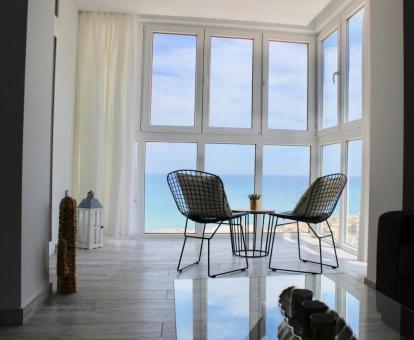 Foto de las instalaciones de este apartamento con vistas al mar.