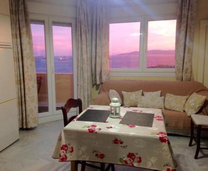 Foto del interior del apartamento con fabulosas vistas al mar. 