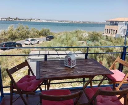 Foto de la terraza con comedor exterior y vistas al mar de este apartamento. 