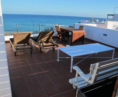 Foto de las instalaciones de este hotel con vistas al mar.