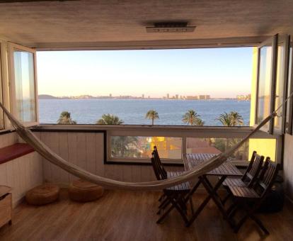 Foto de la terraza con fabulosas vistas al mar del apartamento.
