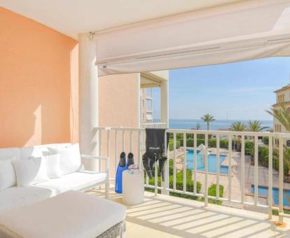 Foto de las instalaciones de este hotel con vistas al mar.