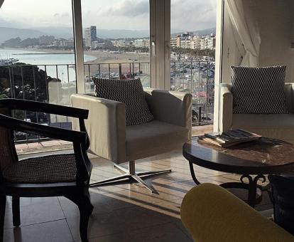 Foto de las instalaciones de este hotel con vistas al mar.