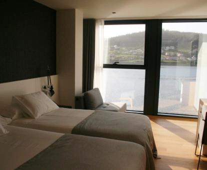 Foto de una de las habitaciones con vistas al mar del hotel.