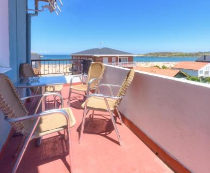 Foto de la terraza con vistas al mar de una de las habitaciones del hotel.