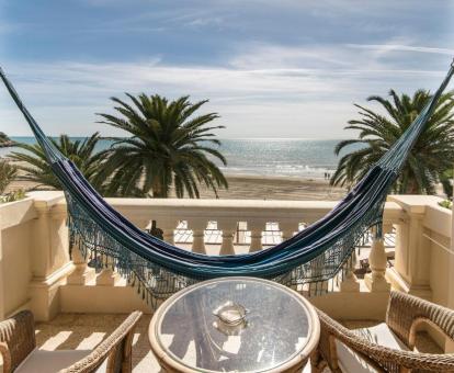 Foto de las instalaciones de este hotel con vistas al mar.