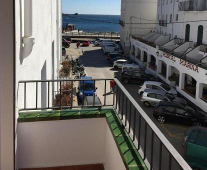 Foto de las instalaciones de este hotel con vistas al mar.