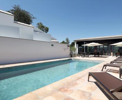 Foto de la piscina con solarium al aire libre del hotel.