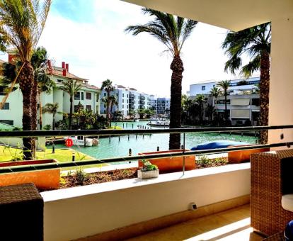 Foto de una de las terrazas con vistas al mar del apartamento.