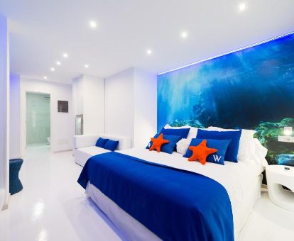 Una de las coloridas habitaciones dobles de este hotel solo para adultos.