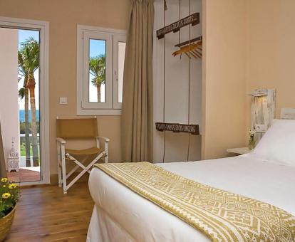 Foto de una de las habitaciones con vistas al mar del alojamiento.