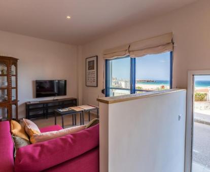 Foto del interior de este apartamento con vistas al mar.
