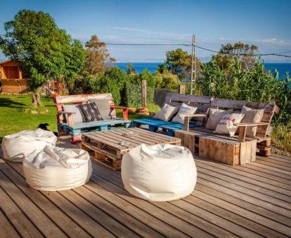 Foto del jardín con mobiliario exterior y vistas al mar del alojamiento.