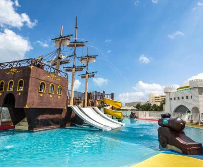 Foto de la piscina con toboganes de agua del hotel.