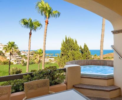 Agradable espacio exterior con jacuzzi privado y vistas al mar de la suite deluxe del hotel.