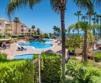 Foto de las instalaciones de este aparthotel con vistas al mar.