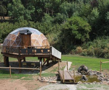 Una de las habitaciones burbuja con zona exterior de este establecimiento rural.