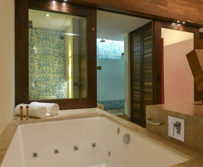 Foto de una de las habitaciones con bañera de hidromasaje privada del hotel.