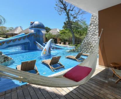 Foto de la piscina con toboganes de agua del hotel.