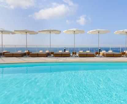 Foto de una de la piscina al aire libre del hotel con vistas al mar.
