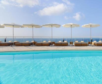 Foto de la piscina al aire libre disponible todo el año de este hotel.