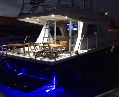 Foto de la terraza amueblada de este coqueto barco.