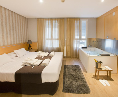 Foto de la habitación con bañera de hidromasaje privada del hotel YOU & CO. J. Botánico Boutique, de Valencia