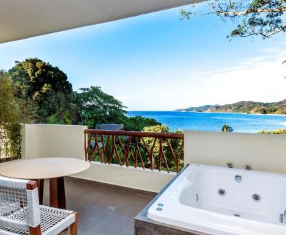Foto de la bañera de hidromasaje con vistas al mar de la suite Junior.