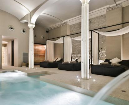 Foto de la piscina de hidroterapia del spa con cómodas camas.