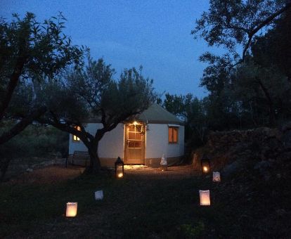 Acogedora yurta en un tranquilo entorno natural, ideal para descansar en pareja.