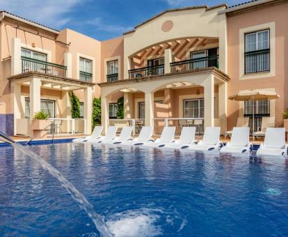 Foto de una de las piscinas al aire libre disponibles todo el año de este maravilloso hotel.