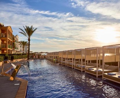 Maravillosa piscina exterior con camas en el agua y chorros de hidroterapia de este hotel romántico.