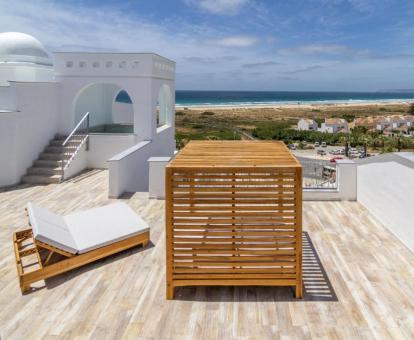 Foto de la terraza de la Suite Junior Premium con solarium y vistas al mar.