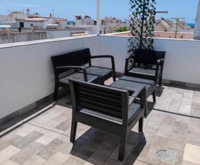 Foto de la terraza amueblada con vistas al mar de uno de los apartamentos del establecimiento.