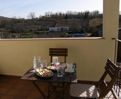 Foto de la terraza con comedor exterior y vistas a los alrededores de la casa.