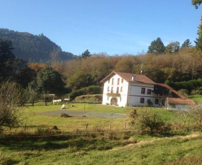 Foto de la casa rural con amplia zona de jardÃ­n y rodeada de naturaleza.