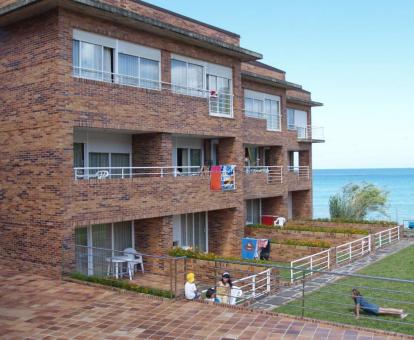 Foto de este complejo de apartamentos en primera línea de playa.