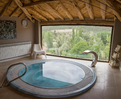 Foto de la bañera de hidromasaje con vistas a la montaña en la zona de spa