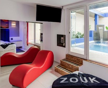 Moderna suite con piscina privada de este hotel perfecto para parejas.