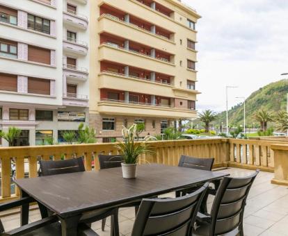 Foto de las instalaciones de este hotel con vistas al mar.